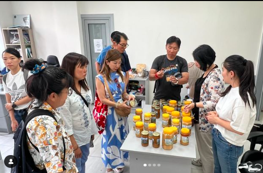 On June 17, tourists from Singapore  visited our office. Having heard about the excellent quality and beneficial properties of honey from Bel-Aldy and Chon-Kemin, they purchased jars of honey for themselves and as gifts for their relatives in Singapore. ⠀