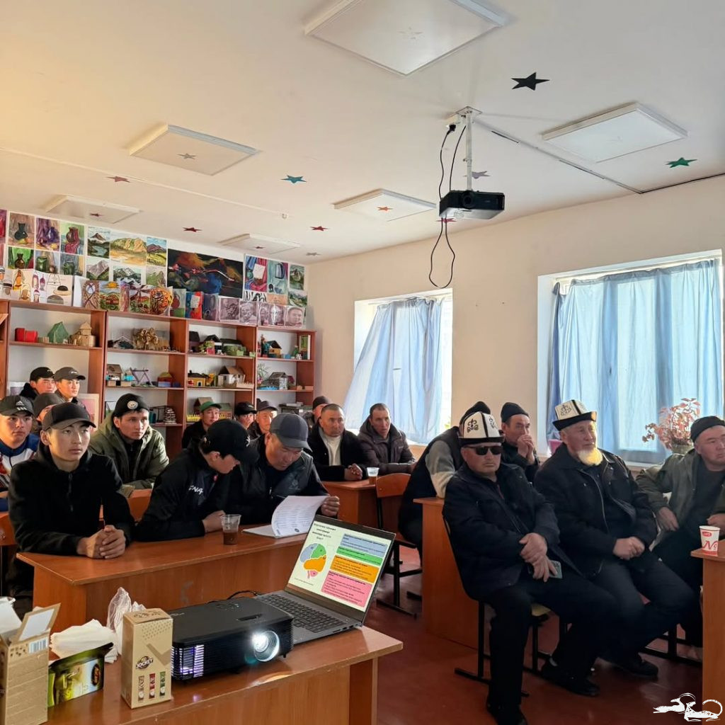 ГЭФ-Бириккен Улуттар Уюмунун Өнүктүрүү @gef_global_environment @undpkg программасынын «Көптөгөн артыкчылыктарды алуу үчүн түштүк Кыргызстандын өзгөчө баалуу тоо экосистемаларын жергиликтүү жамааттардын деңгээлинде интеграциялап башкаруу» долбоорунун алкагында «Илбирс фонду» Чоң-Алай районунда демилгеленип жаткан өзгөчө корголуучу жаратылыш аймагына жакын жайгашкан калктуу конуштардын тургундары менен бир катар жолугушууларды өткөрдү👥.